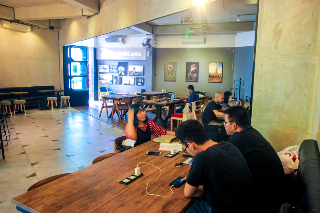 interior gudang kopi yang cocok untuk acara atau kelas bersama